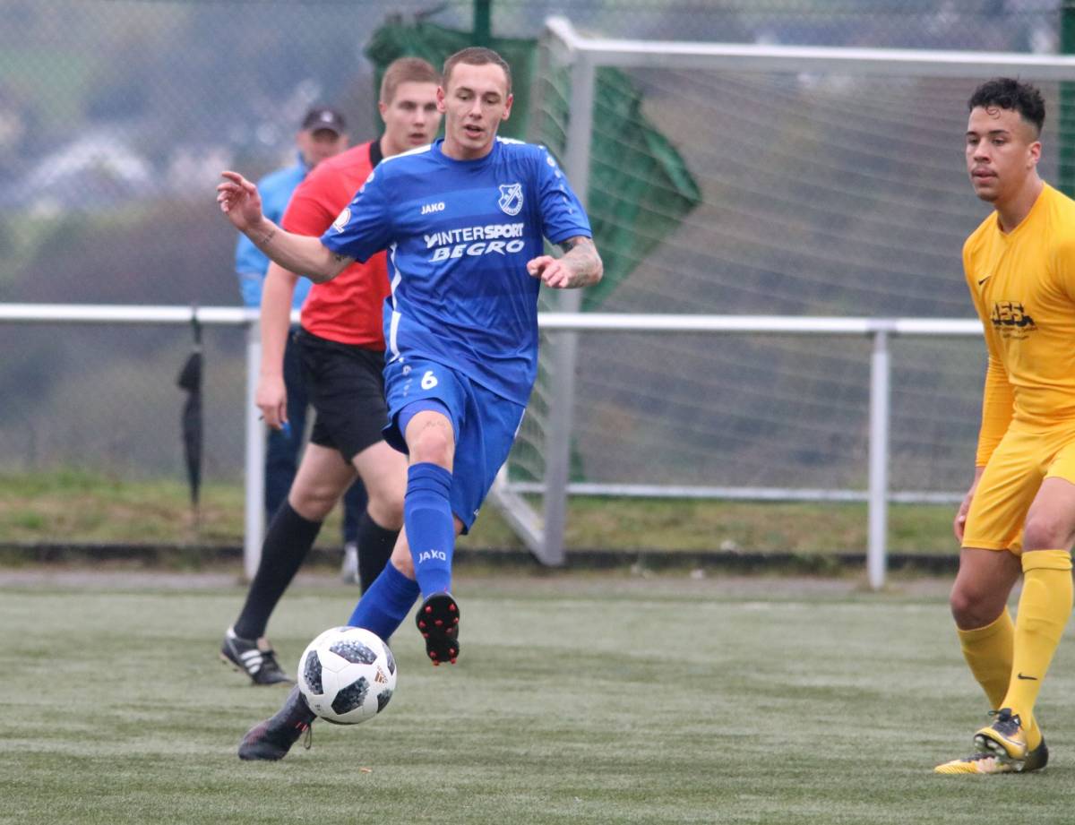 Schmitt - Elf kopflos gegen dezimierte Gäste ... 1:3 gegen Germania Schwanheim - FV 09 Breidenbach
