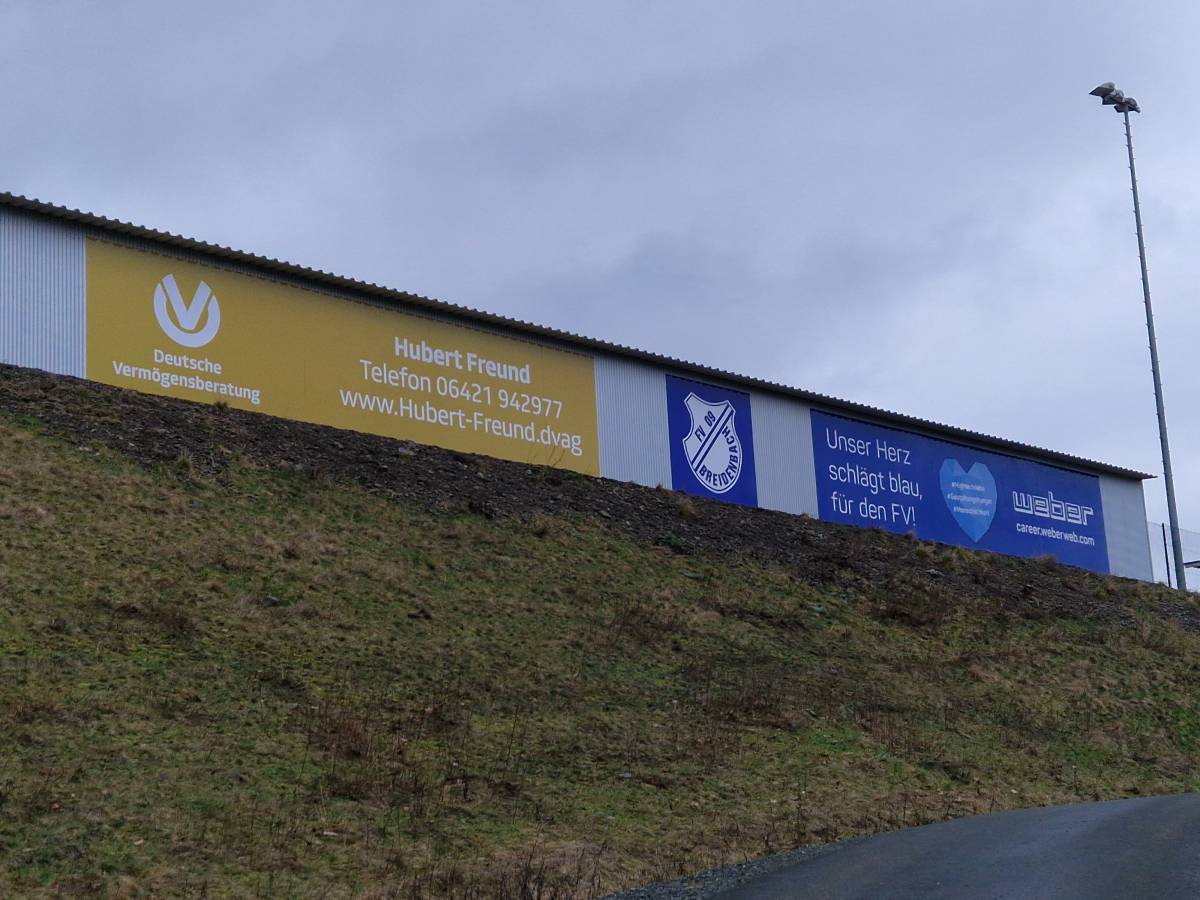 Außenwerbung für die Kunstrasentribüne - FV 09 Breidenbach